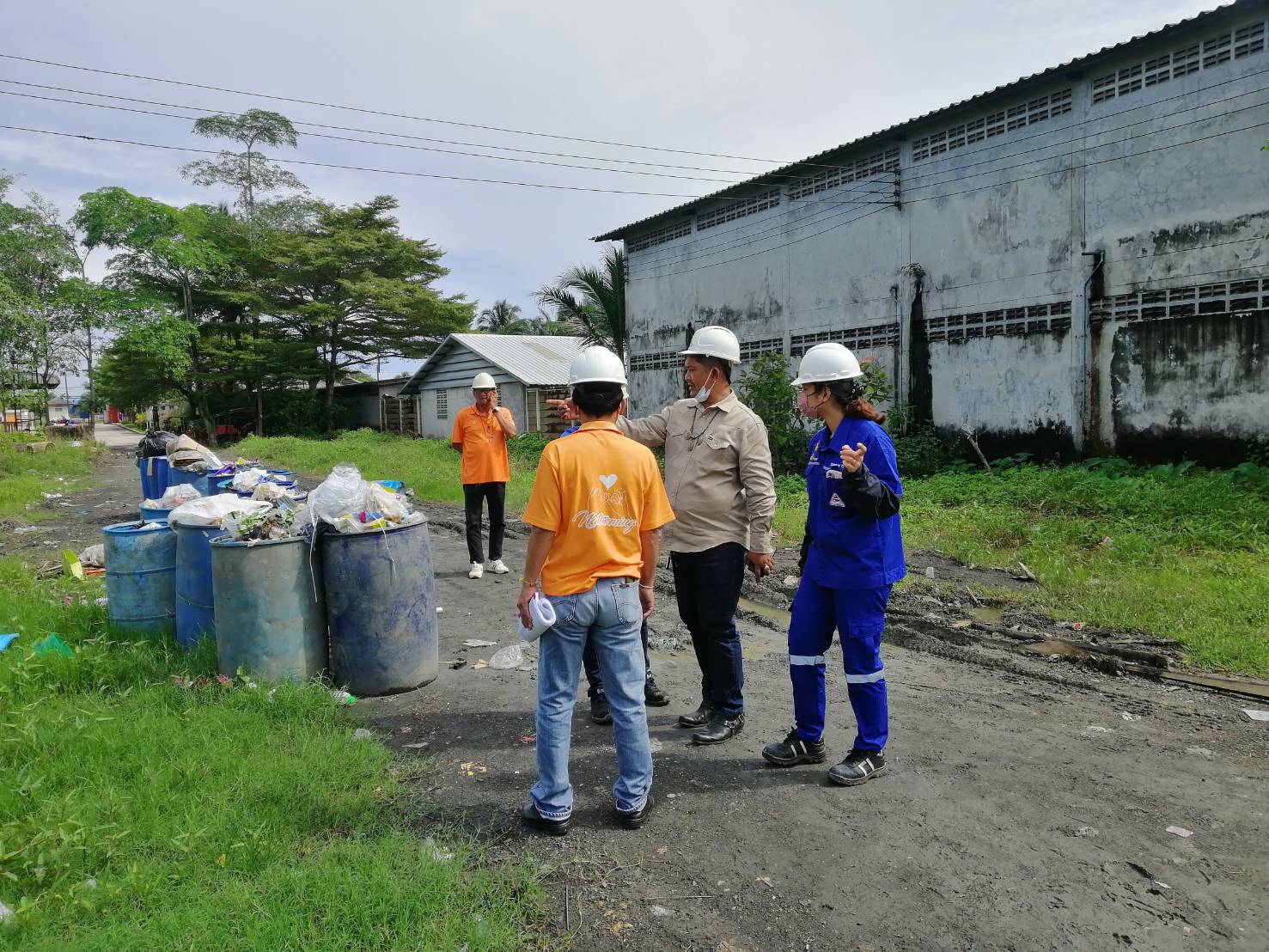 วันพฤหัสบดี ที่ 6 ตุลาคม พ.ศ. 2565 เวลา09.30 น ายส&#8203;ร&#8203;วุฒิ&#8203; นาคะพงศ์&#8203; นายกอบต.นาโต๊ะหมิง พร้อมด้วย&#8203; นายมาโนช กึ่งเลี่ยน ผอ.กองช่าง&#8203; และเจ้าหน้าที่อบต.นาโต๊ะหมิง ลงพื้นที่ตรวจสอบเขตขออนุญาตก่อสร้าง&#8203;อาคารบริษัทเอเซียแปซิฟิค พาราวู้ด จำกัด 