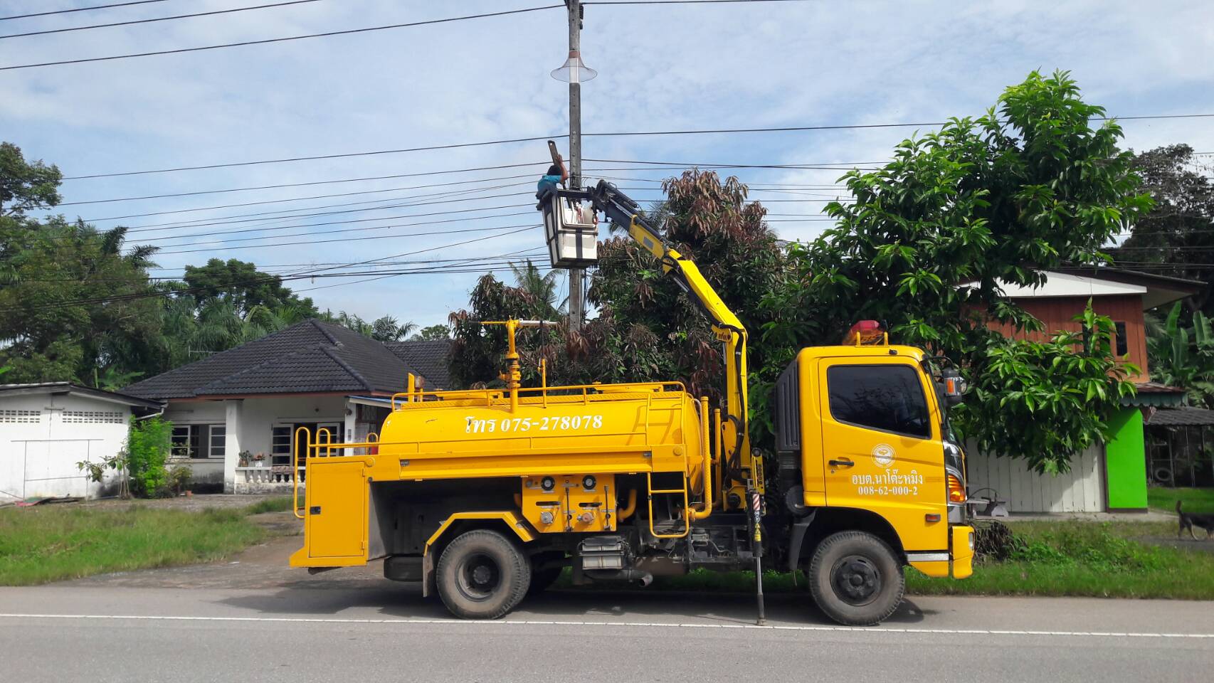 วันพุธที่ 16 พฤศจิกายน พ.ศ. 2565 งานไฟฟ้าอบต.บำรุงรักษาซ่อมแซมโคมไฟสาธารณะที่ชำรุด บริเวณ หมู่ที่ 1 หมู่ทื่ 2 และ หมู่ที่4 