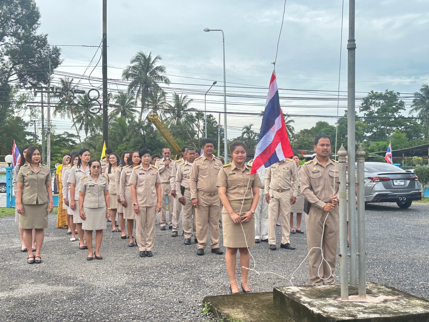 วันพฤหัสบดีที่ 28 กันยายน 2566 เวลา 08:00 น.นายสรวุฒิ  นาคะพงศ์  นายกองค์การบริหารส่วนตำบลนาโต๊ะหมิง พร้อมด้วยคณะผู้บริหาร ปลัดอบต. รองปลัดอบต. ข้าราชการ พนักงานและลูกจ้างประจำ ร่วมกิจกรรมเคารพธงชาติและร่วมร้องเพลงชาติไทย เนื่องในวันพระราชทานธงชาติไทย (Thai National Flag Day) ประจำปี 2566 ณ บริเวณหน้าเสาธง  อบต.นาโต๊ะหมิง อำเภอเมืองตรัง จังหวัดตรัง เพื่อเป็นการสร้างความภาคภูมิใจ ความสามัคคี ของคนในชาติ และเป็นการน้อมรำลึกถึงพระบาทสมเด็จพระมงกุฎเกล้าเจ้าอยู่หัว ที่ได้พระราชทานธงไตรรงค์เป็นธงชาติไทย